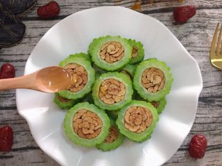 12、蜜汁红枣酿苦瓜,然后淋上蜂蜜即可食用。