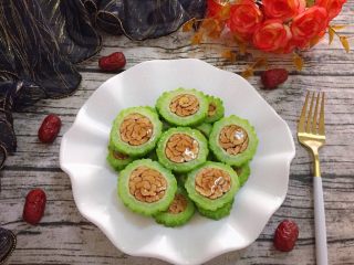 13、蜜汁红枣酿苦瓜,酿在苦瓜里的红枣，犹如盛开的花朵，美美哒！
