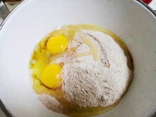 4、减肥小馒头,把面粉，酵母粉，鸡蛋个油全部混合。