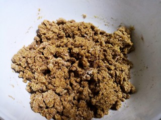 5、减肥小馒头,搅成絮状。
