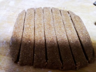 7、减肥小馒头,擀成大片，竖着切条。