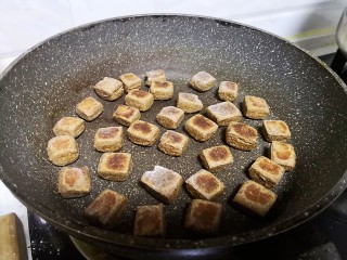 11、减肥小馒头,能看到小面片慢慢长大。一面这样就可以翻面了。