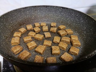 10、减肥小馒头,把切好的小面片摆放在平底锅小火慢煎。