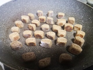 12、减肥小馒头,集体起立，翻身，继续小火慢煎。