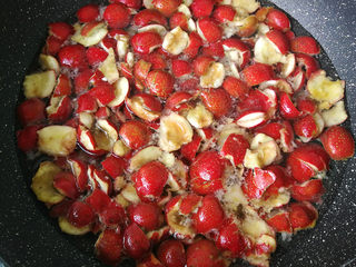 2、山楂球,洗好的山楂用手轻轻一捏，捏碎一些，放入锅中，放入没过山楂的清水，大火煮开，煮10分钟关火。