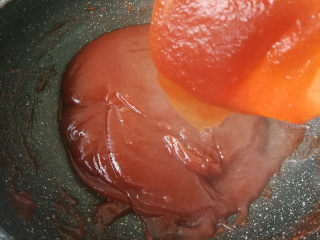 6、山楂球,继续翻炒，炒到提起刮刀，山楂糊滴落缓慢，一块一块地往下掉，这个程度可以做山楂糕了。