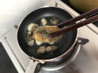 11、蚝仕咸骨菜干粥,蚝仕炒至微黄散发浓浓鲜香就可以了