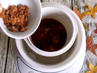 4、桂圆莲子羹,2小时后加红糖