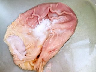 3、猪肚包鸡,翻面用盐和生粉反复揉搓，清洗至没有味道。（我大概洗了20分钟左右）