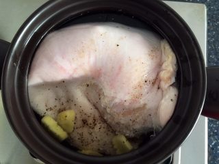 7、猪肚包鸡,加入清水淹没猪肚。