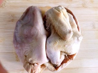 12、猪肚包鸡,剖开猪肚。