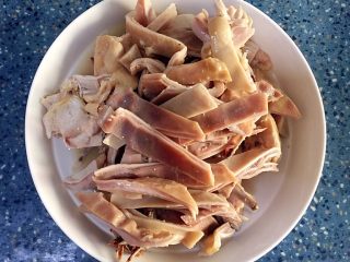 13、猪肚包鸡,鸡可以用手撕成小块，猪肚切成小片。