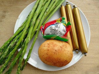 1、咸蛋芦笋火腿焗土豆,准备材料