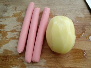 2、咸蛋芦笋火腿焗土豆,火腿去壳，土豆去皮