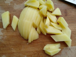 4、咸蛋芦笋火腿焗土豆,土豆切片