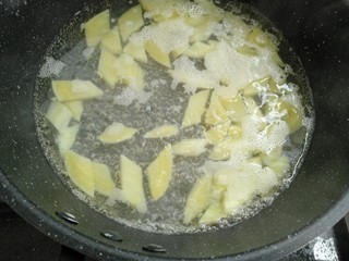 5、咸蛋芦笋火腿焗土豆,起锅烧水把土豆焯熟