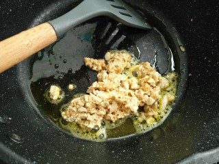 8、咸蛋芦笋火腿焗土豆,热锅放油放入咸蛋小火煸炒