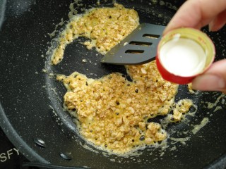 9、咸蛋芦笋火腿焗土豆,炒至起沫倒入10克白酒