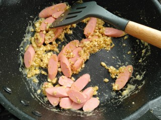 10、咸蛋芦笋火腿焗土豆,炒香后放入开中火放入火腿煸炒一分钟