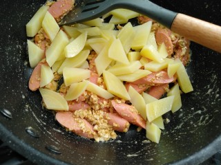 11、咸蛋芦笋火腿焗土豆,放入土豆一起煸炒一分钟