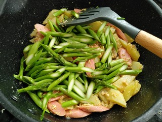 12、咸蛋芦笋火腿焗土豆,放入芦笋炒至断生