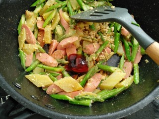 13、咸蛋芦笋火腿焗土豆,放入胡椒粉，生抽，耗油