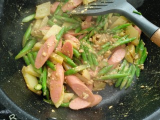 14、咸蛋芦笋火腿焗土豆,翻炒均匀即可