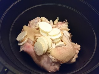 7、灵芝淮杞红枣煲鸡,準備大小適合的鑄鐵鍋，放入雞肉，淮山、靈芝、百合、桂圓、蜜棗