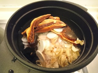 9、灵芝淮杞红枣煲鸡,大火煮開