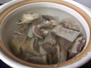 1、竹笋蘑菇咸鹅汤,咸鹅在水里泡4个小时充分去盐分，然后沸水捞出备用