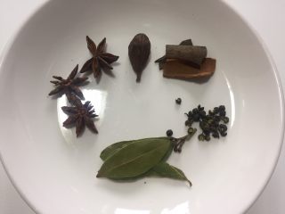 2、竹笋蘑菇咸鹅汤,准备大料