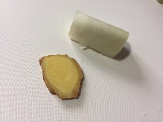 3、竹笋蘑菇咸鹅汤,姜切片，葱切段