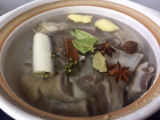 4、竹笋蘑菇咸鹅汤,锅里放水放入咸鹅，大料和葱姜，料酒