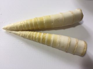 6、竹笋蘑菇咸鹅汤,冬笋去皮洗干净