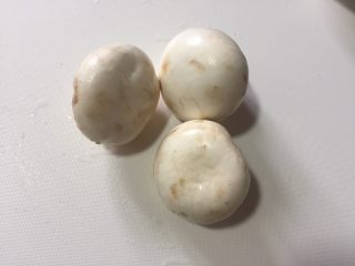 8、竹笋蘑菇咸鹅汤,蘑菇洗干净