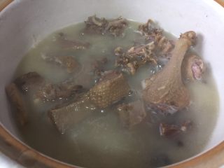 11、竹笋蘑菇咸鹅汤,再倒出一半的汤汁不要