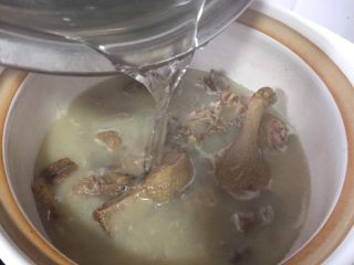 12、竹笋蘑菇咸鹅汤,然后再加适量的水