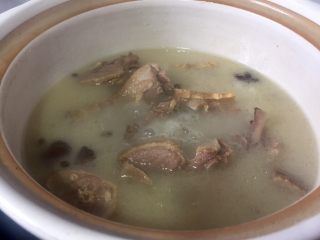 10、竹笋蘑菇咸鹅汤,炖一个小时后，肉已经熟了，现在把上边的油脂捞出不要，大料也捞出扔掉