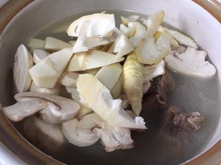 13、竹笋蘑菇咸鹅汤,加入冬笋和蘑菇