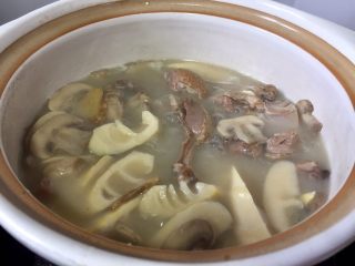 14、竹笋蘑菇咸鹅汤,继续慢炖40分钟