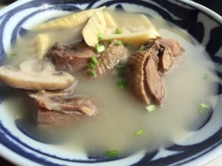 15、竹笋蘑菇咸鹅汤,撒入葱花就可出锅了