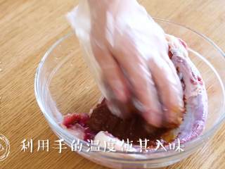 3、酱牛肉18m+（宝宝辅食）,抹上黄酱，记得要揉搓，涂抹均匀哈~