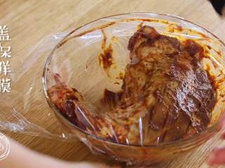 4、酱牛肉18m+（宝宝辅食）,盖上保鲜膜，腌制2个小时~
