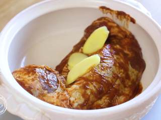 5、酱牛肉18m+（宝宝辅食）,接着，腌好的牛肉放入锅中，加入姜片、葱段、料酒、酱油、盐和白砂糖调味~