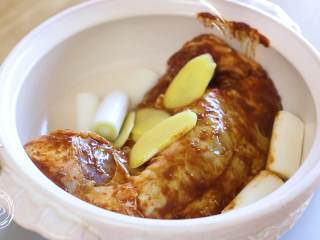 7、酱牛肉18m+（宝宝辅食）,接着，腌好的牛肉放入锅中，加入姜片、葱段、料酒、酱油、盐和白砂糖调味~