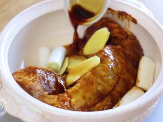 8、酱牛肉18m+（宝宝辅食）,接着，腌好的牛肉放入锅中，加入姜片、葱段、料酒、酱油、盐和白砂糖调味~