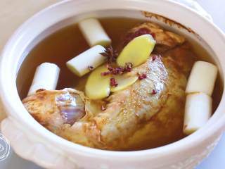 12、酱牛肉18m+（宝宝辅食）,放入花椒和八角，盖上锅盖开火~