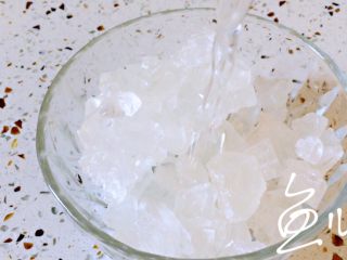 4、山楂球,用水将冰糖泡融化