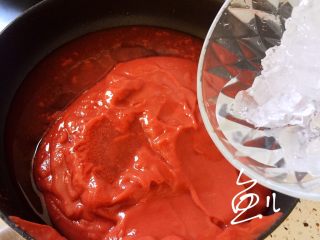 10、山楂球,倒入冰糖水（我泡的时间短了，冰糖还没有完全融化）