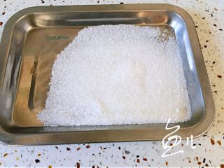 13、山楂球,准备一个托盘，放适量白砂糖